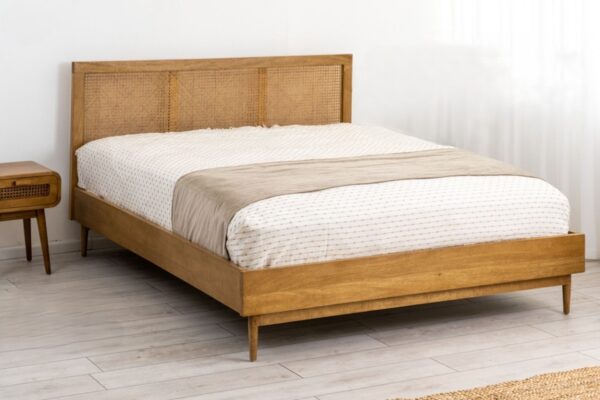 מיטה זוגית / מיטה וחצי עשויה עץ מלא דגם סהרה