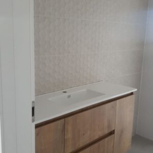 ארונות אמבטיה בגדרה – התקנת ארון אמבטיה 120 גוף וחזית פורניר ללקוח בגדרה