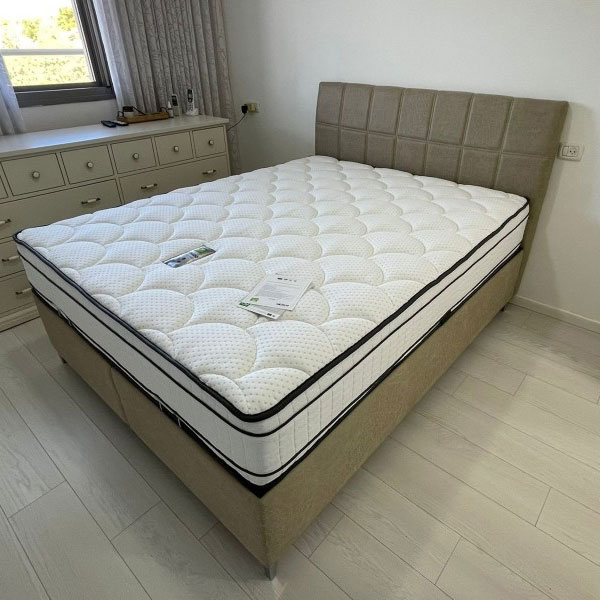 מיטה זוגית מרופדת 140/190 ס”מ עם ארגז מצעים דגם מקאפה כולל מזרן