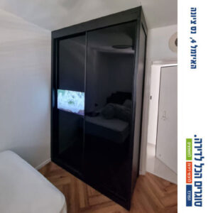 ארון הזזה עם טלוויזיה 2 דלתות זכוכית צבע שחור עד תקרה דגם יוחנן