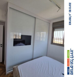 ארון הזזה טלוויזיה 180 ס”מ, 2 דלתות זכוכית לבנה עם סגירה עד תקרה