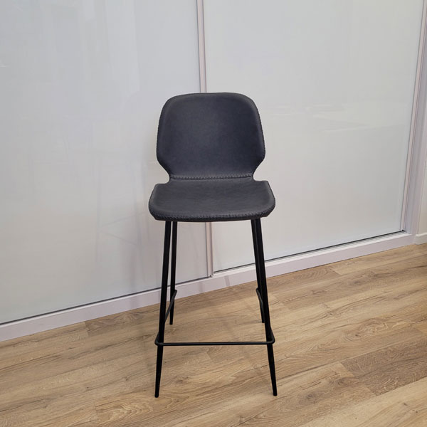 כסא בר מעוצב בצבע שחור דגם חנן